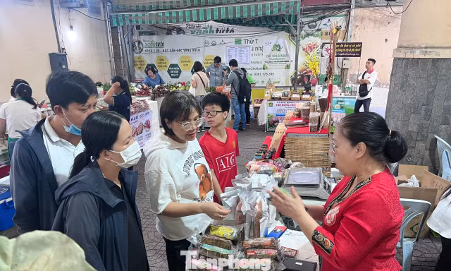 Lượng khách mua đặc sản địa phương ăn Tết giảm tới 60%