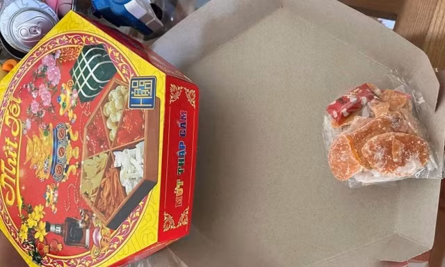 ‘Dở khóc dở cười’ khui quà Tết