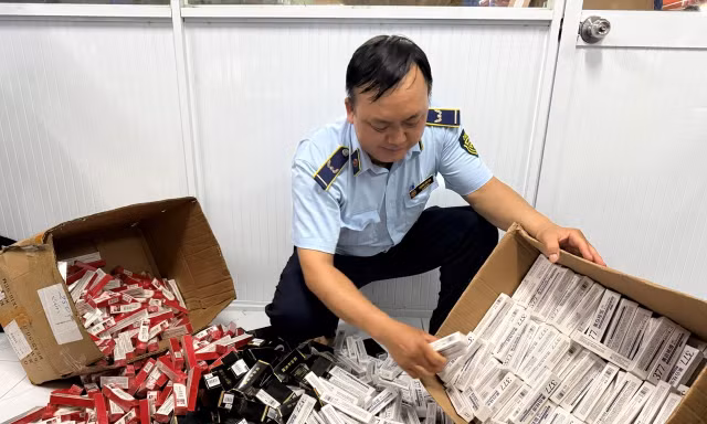 TPHCM đột kích nhiều kho hàng, thu giữ hàng nghìn sản phẩm '3 không'