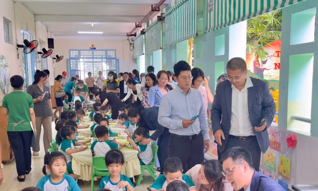 Tick xanh trách nhiệm: Từ quầy kệ siêu thị đến bữa ăn học đường