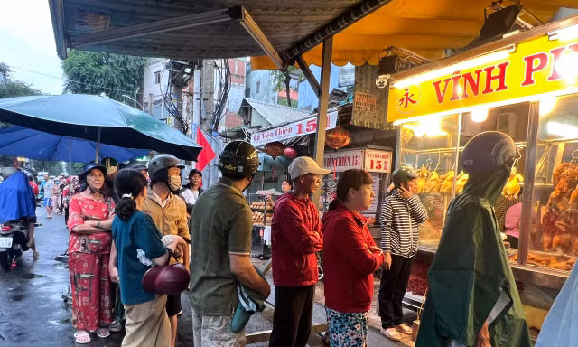 Rồng rắn đội mưa chờ mua heo quay cúng Thần tài 