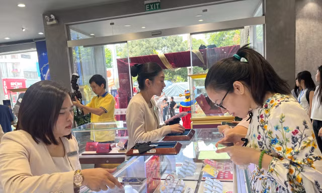 Nhiều người ngỡ ngàng vì mua vàng quá dễ 
