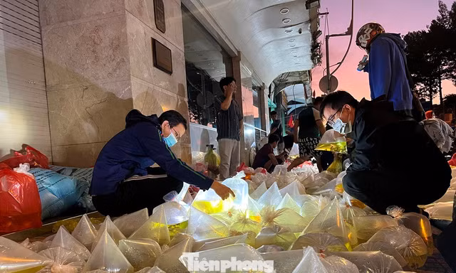 Lạ lùng những phiên chợ ‘không giống ai’ ở TPHCM