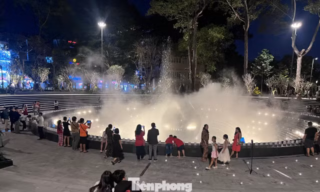 Đêm rộn ràng ở Công viên tưởng niệm nạn nhân COVID-19: Nơi ký ức thắp sáng niềm vui sống