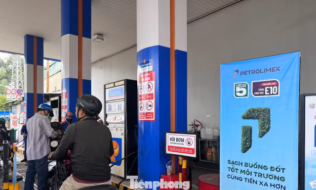 Người dân TPHCM xếp hàng trải nghiệm dùng xăng E10