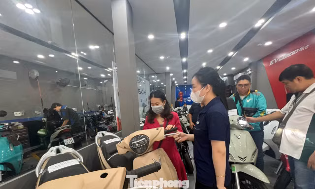 Xe điện hút khách khi giá xăng tăng