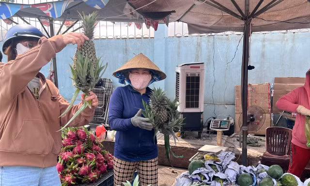 Sát Tết, trái cây "đội giá" vẫn bán chạy như tôm tươi