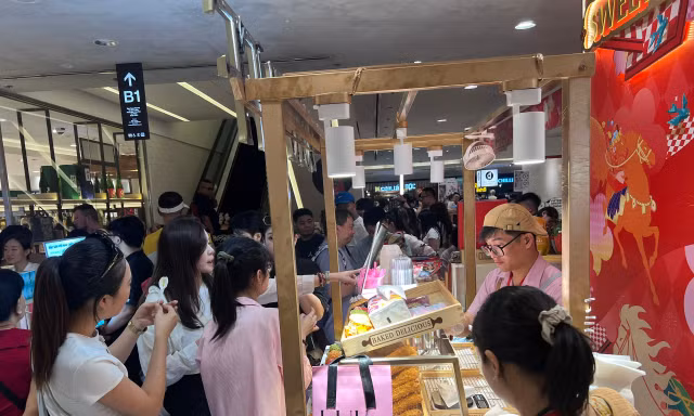 Hàng quán ở trung tâm thương mại đông nghịt khách mùng 5 Tết