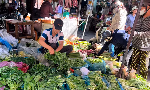 Bà nội trợ 'dễ thở hơn' khi thực phẩm thiết yếu ở TPHCM giảm giá hàng loạt 