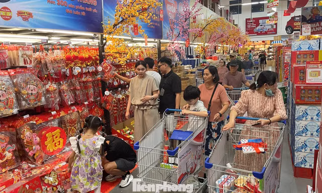 Vừa mở cửa, người dân đã chen chân vào siêu thị sắm Tết