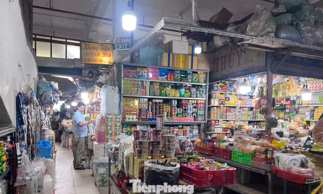 ‘Lệch pha’ mua sắm dịp lễ: Chợ đìu hiu, siêu thị không chỗ chen chân