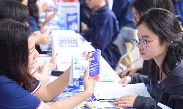 AI hỗ trợ gợi ý nguyện vọng đại học.