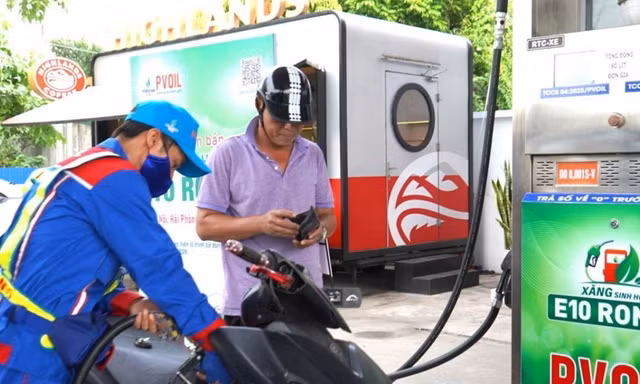 Người dân đổ xăng trong ngày nắng nóng tại Hà Nội