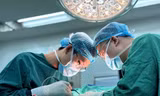 Tháo túi ngực nhiều tuần vẫn chảy dịch: Bác sĩ phát hiện loại vi khuẩn đặc biệt 