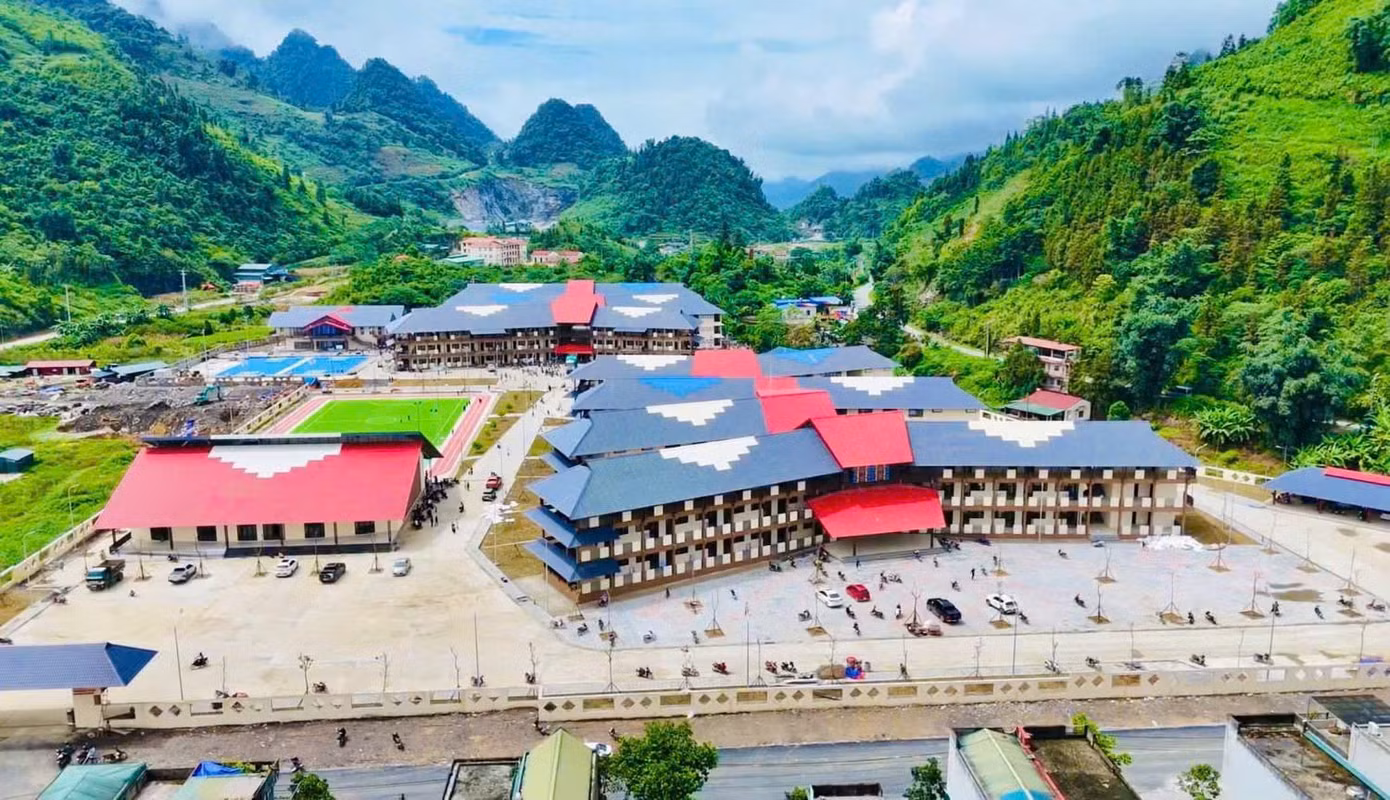 Trường Phổ thông nội trú Tiểu học và Trung học cơ sở Mường Khương - nơi Agribank trao tặng phòng học máy tính