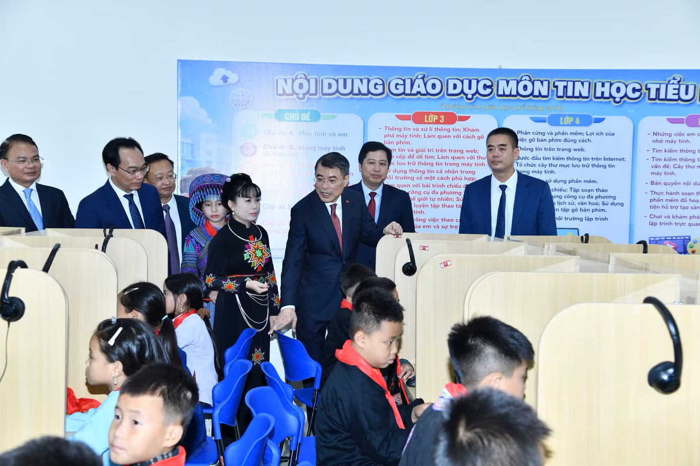 Thủ tướng Chính phủ Lê Minh Hưng thăm phòng học máy tính do Agribank trao tặng Trường Phổ thông nội trú Tiểu học và THCS Mường Khương