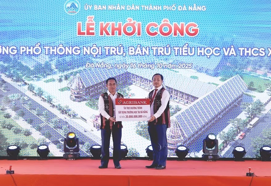 Đồng chí Tô Huy Vũ - Bí thư Đảng ủy, Chủ tịch HĐTV Agribank trao tặng 20 tỷ đồng tài trợ “Chương trình xây dựng trường học tại Đà Nẵng”