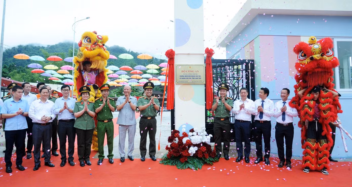 Ông Nguyễn Tất Thắng, Chủ tịch HĐQT T&amp;T Group (thứ 6, từ trái qua) cùng các đại biểu cắt băng khánh thành Trường Mầm non Hoàng Văn Thụ. (Ảnh: Anh Chiến)