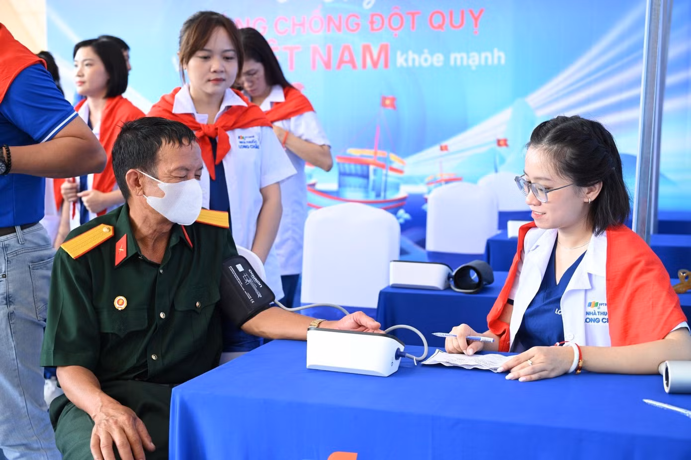 Long Châu đến Côn Đảo: Nối mạch tri ân, chăm sóc sức khỏe nơi đảo xa ảnh 4