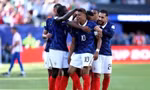 Vì sao cầu thủ World Cup đi tất rách và giày hồng thi đấu?
