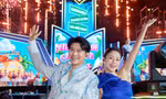 MC Phí Linh, Vũ Mạnh Cường dưới trời pháo hoa ở concert Thanh xuân 