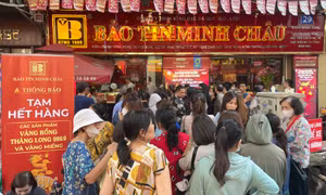 Giá vàng vượt mọi dự báo, khuyến nghị người dân thận trọng