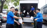 Phó Bí thư Tỉnh Đoàn Bắc Ninh Hà Thái Sơn và đoàn viên tiếp nhận quà tặng từ doanh nghiệp. Ảnh: Nguyễn Thắng