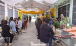 Người thân đau lòng viếng anh Yên và 2 con. Ảnh: Nguyễn Thắng