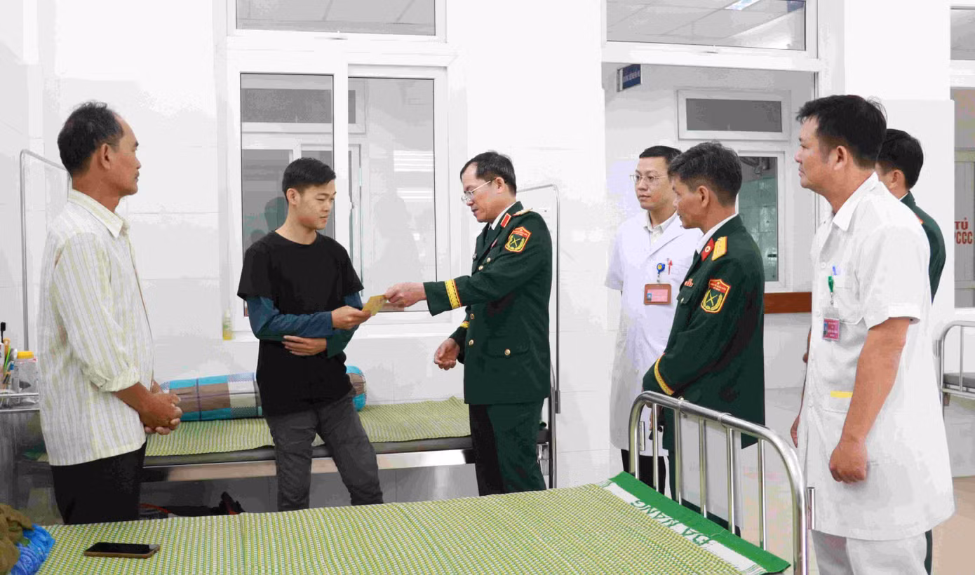 lanh-dao-quan-khu-5-tang-qua-benh-nhan-le-minh-trang-dang-dieu-tri-chay-than-tai-khoa-tim-than-khop.jpg