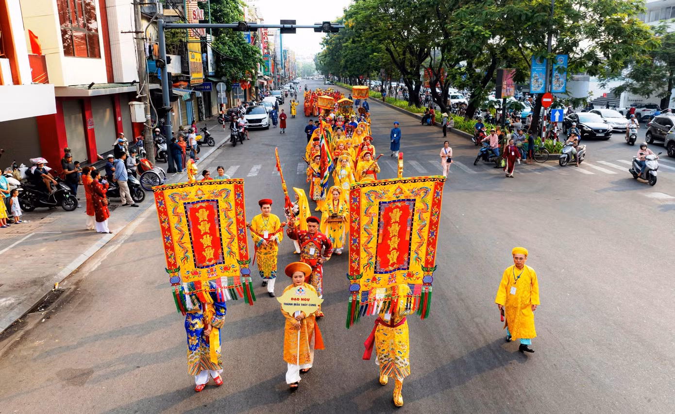 8-le-hoi-dien-hue-nam-1.jpg