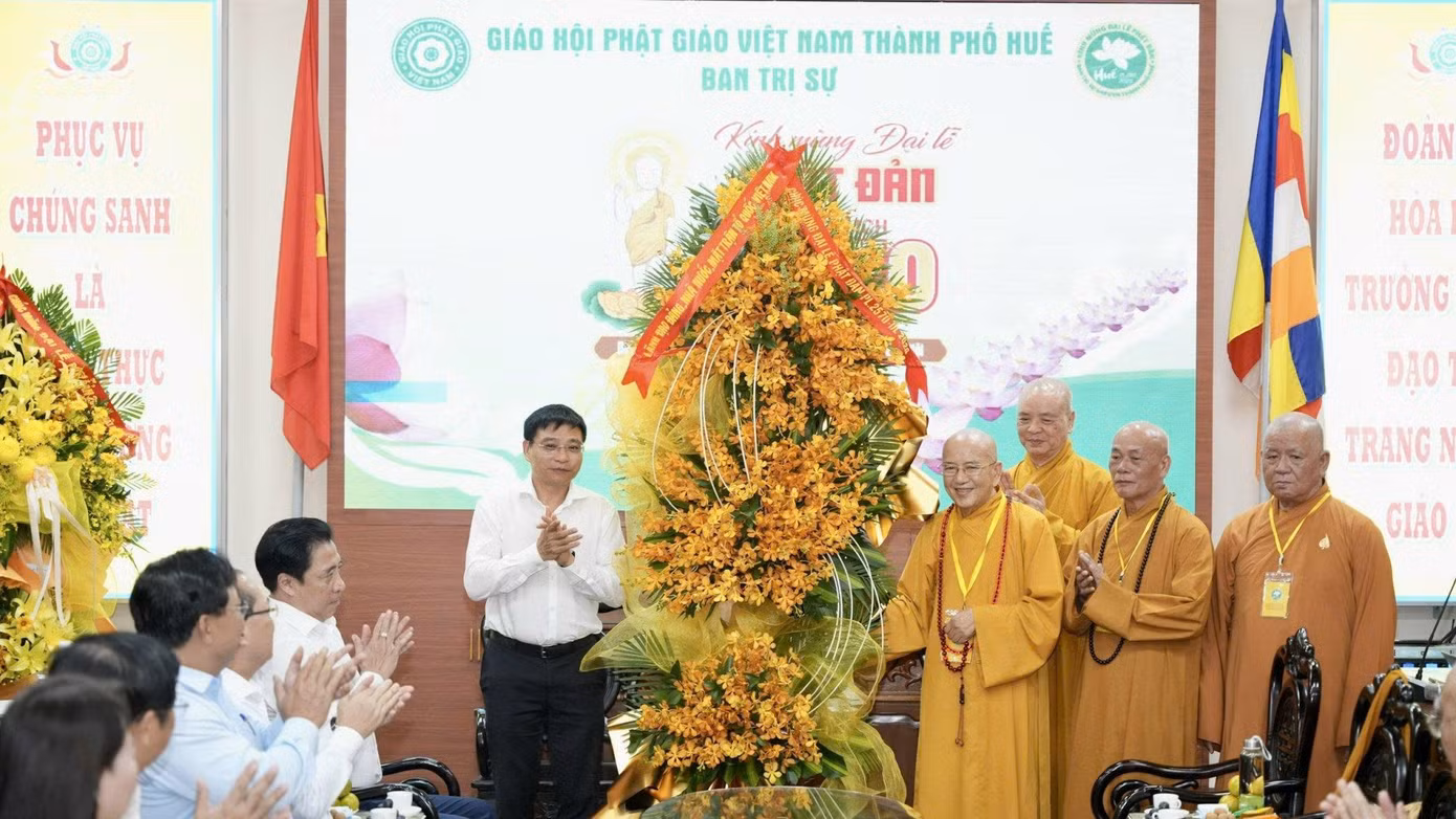 ptt-tang-lang-hoa-chuc-mung.jpg