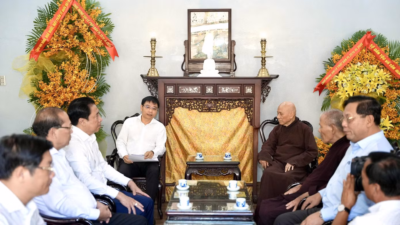 ptt-tang-lang-hoa-chuc-mung4.jpg