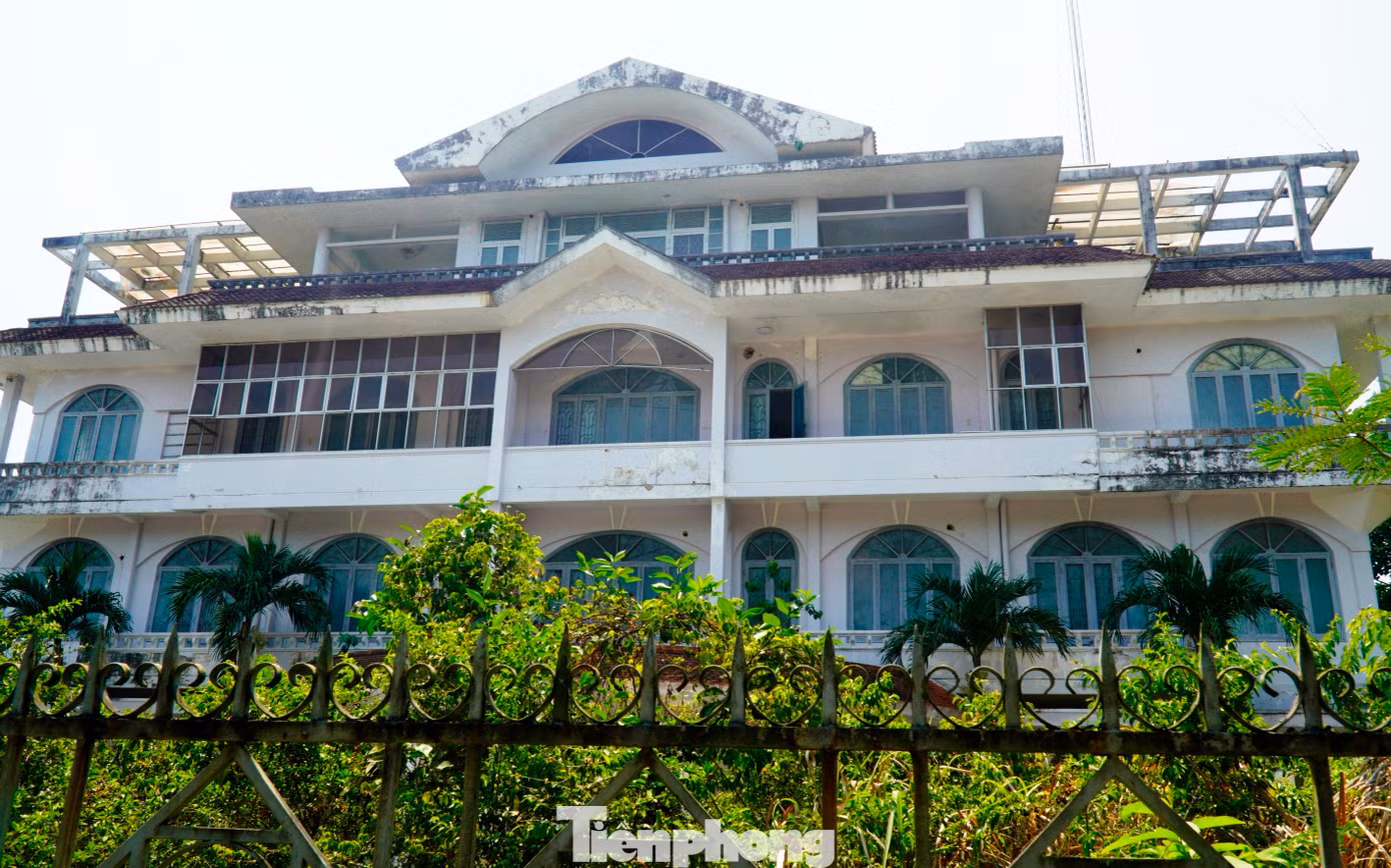 tp-2-dat-vang-ven-song-huong.jpg