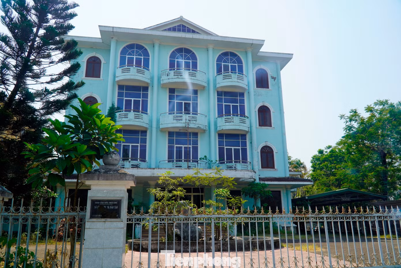 tp-4-dat-vang-ven-song-huong.jpg
