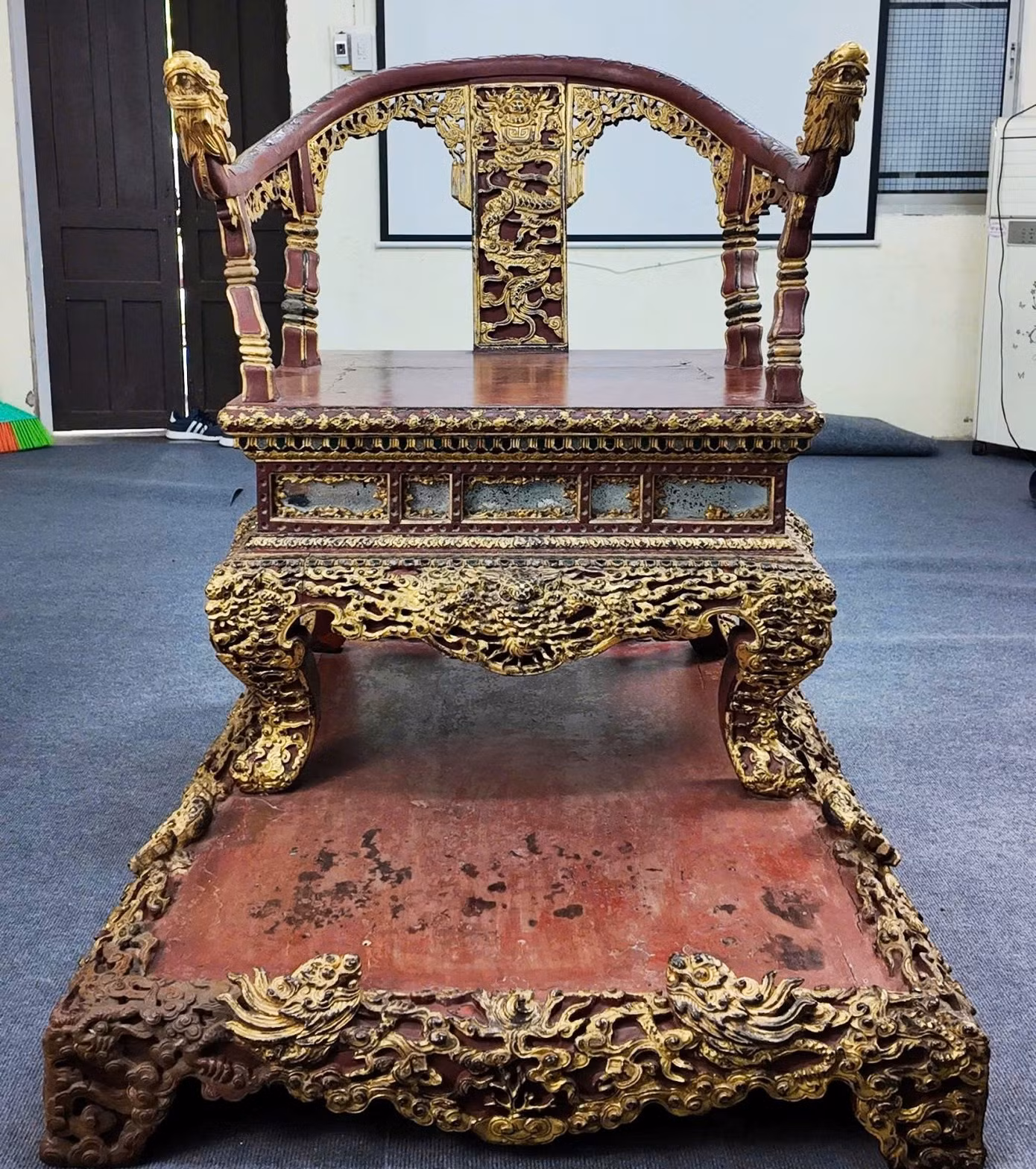 ngai-vua-phuc-che.jpg