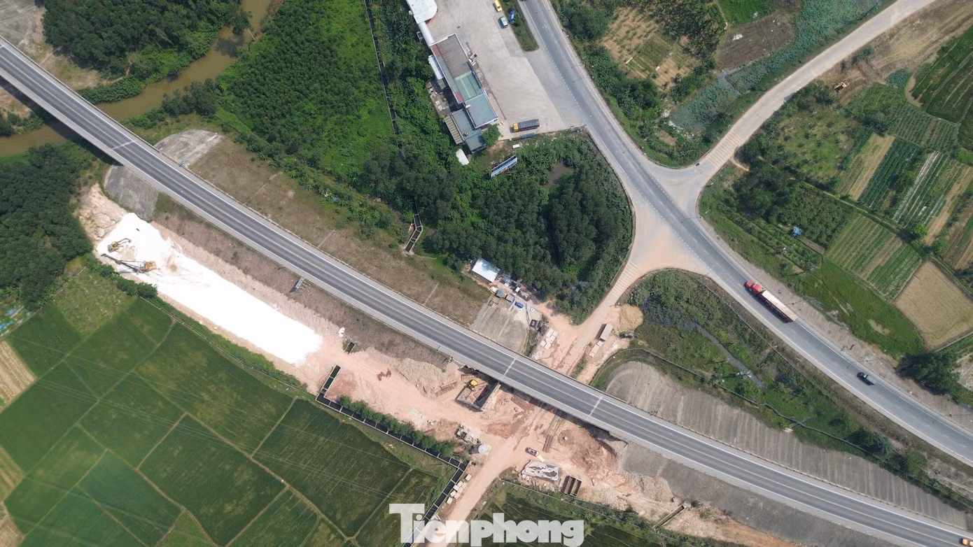 tp-6-nut-giao-tinh-lo-12.jpg