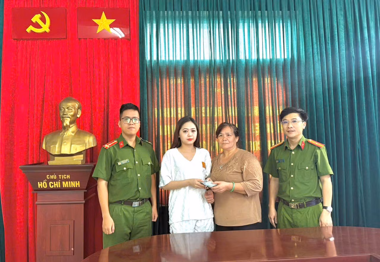 thieu-nu-tra-lai-hang-chuc-trieu-cho-nguoi-danh-mat.jpg