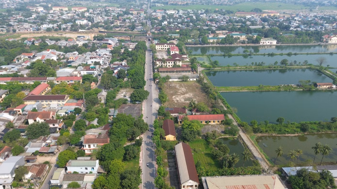 duong-dinh-tien-hoang-nhin-tu-tren-cao-theo-huong-cau-kho-ra-cua-hau-cac-ben-trai-noi-lien-nhau-la-buc-tuong-o-nhuc-xua.jpg