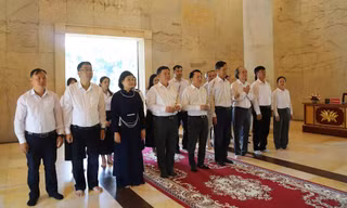 Đoàn công tác Đại học Thái Nguyên dâng hương, dâng hoa Đền thờ Chủ tịch Hồ Chí Minh tại Pác Bó