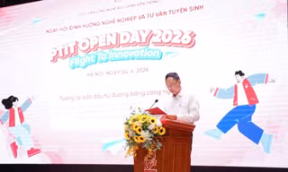 Ban tổ chức trao giải cho các thí sinh đạt thành tích cao tại cuộc thi “Code Siêu tốc cùng PTIT 2026”.