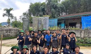 Tuổi trẻ Trường Đại học Vinh hỗ trợ người dân vượt qua bão Wipha