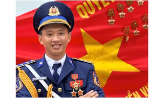 Từ A50 đến A80: Chàng trai trẻ hai lần giữ quân kỳ khối Sĩ quan Cảnh sát biển Việt Nam 