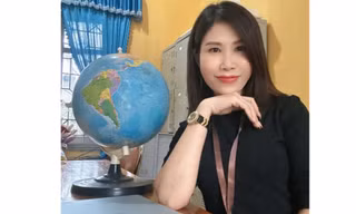 Cô giáo với bản đồ từ trái tim