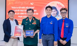 Trung tướng Phạm Tuân, từ Hà Nội vào TP. HCM, gặp gỡ thanh niên trường Đại học Quốc tế Hồng Bàng 