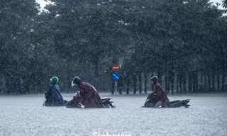 Cập nhật hơn 70 điểm ngập sáng nay tại Hà Nội, 30 khu vực chìm sâu trong nước