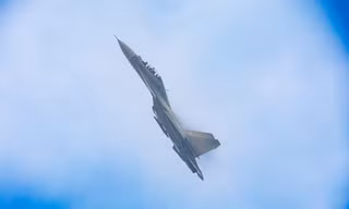 Dàn tiêm kích SU-30MK2 tách biên đội, khoan xoáy, 'múa lượn' trên bầu trời Thủ đô.