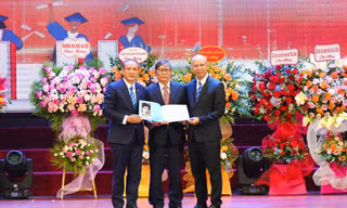 Cuốn nhật ký của liệt sĩ Nguyễn Kỳ Sơn được trao mái trường Thủy lợi.
