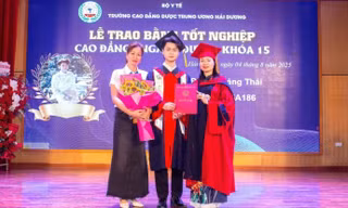 Quảng Thái cùng mẹ tại buổi lễ vinh danh tốt nghiệp.