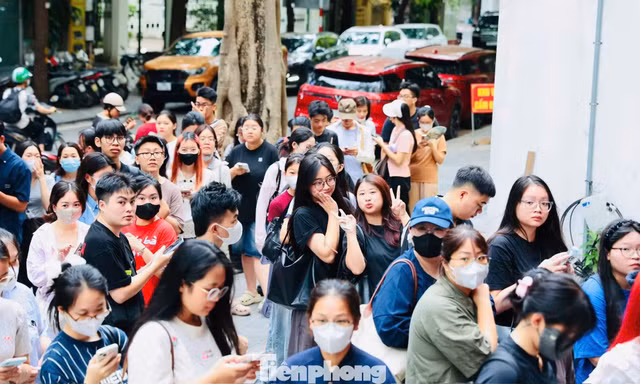 TP NOW: Giới trẻ Hà Nội háo hức xếp hàng nhận vé concert Thanh Xuân