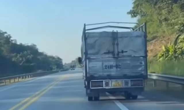 Xử lý xe tải chạy kiểu 'chim mồi' ở làn khẩn cấp cao tốc Nội Bài - Lào Cai